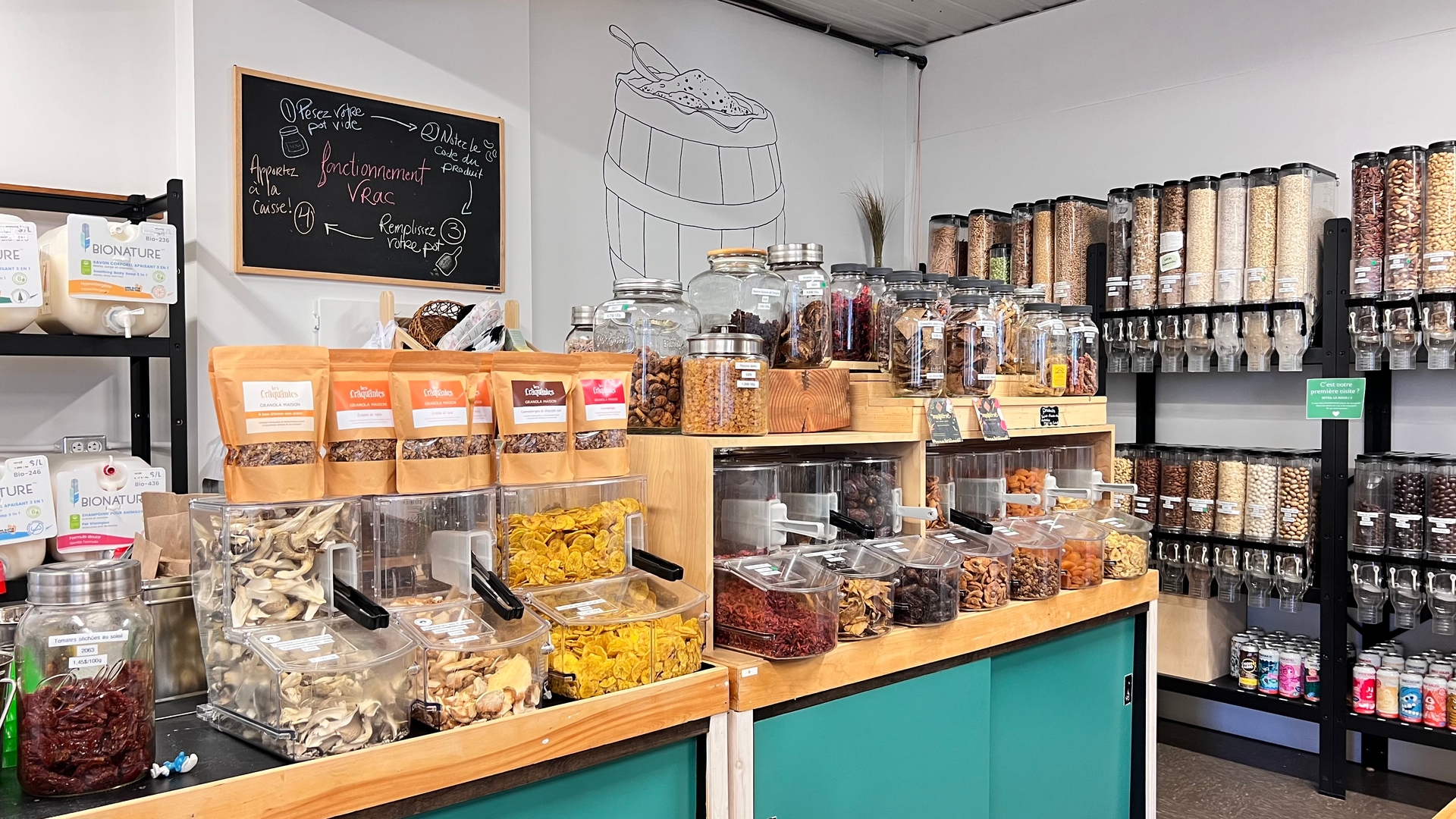 Intérieur de l'épicerie avec produits en vrac